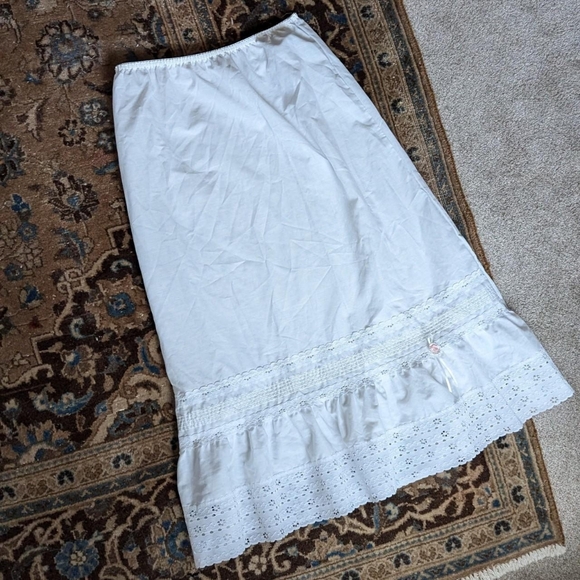 ‼️ SOLD Vintage Lady Manhattan White Lace Tiered Midi Skirt - Picture 4 of 7